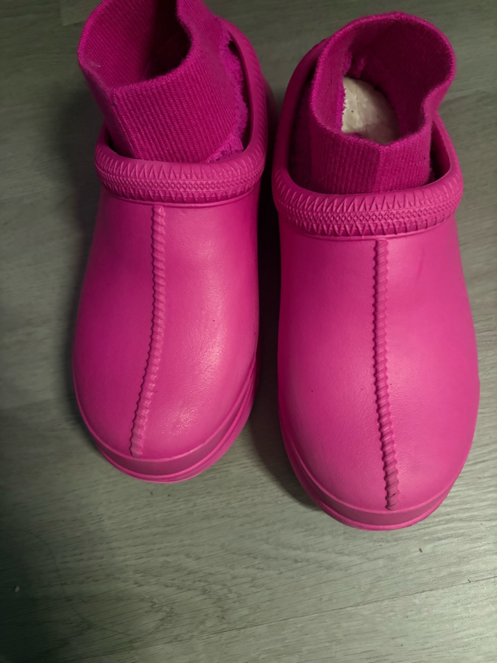 UGG Wonens Slip-On Clogs in Hot Pink